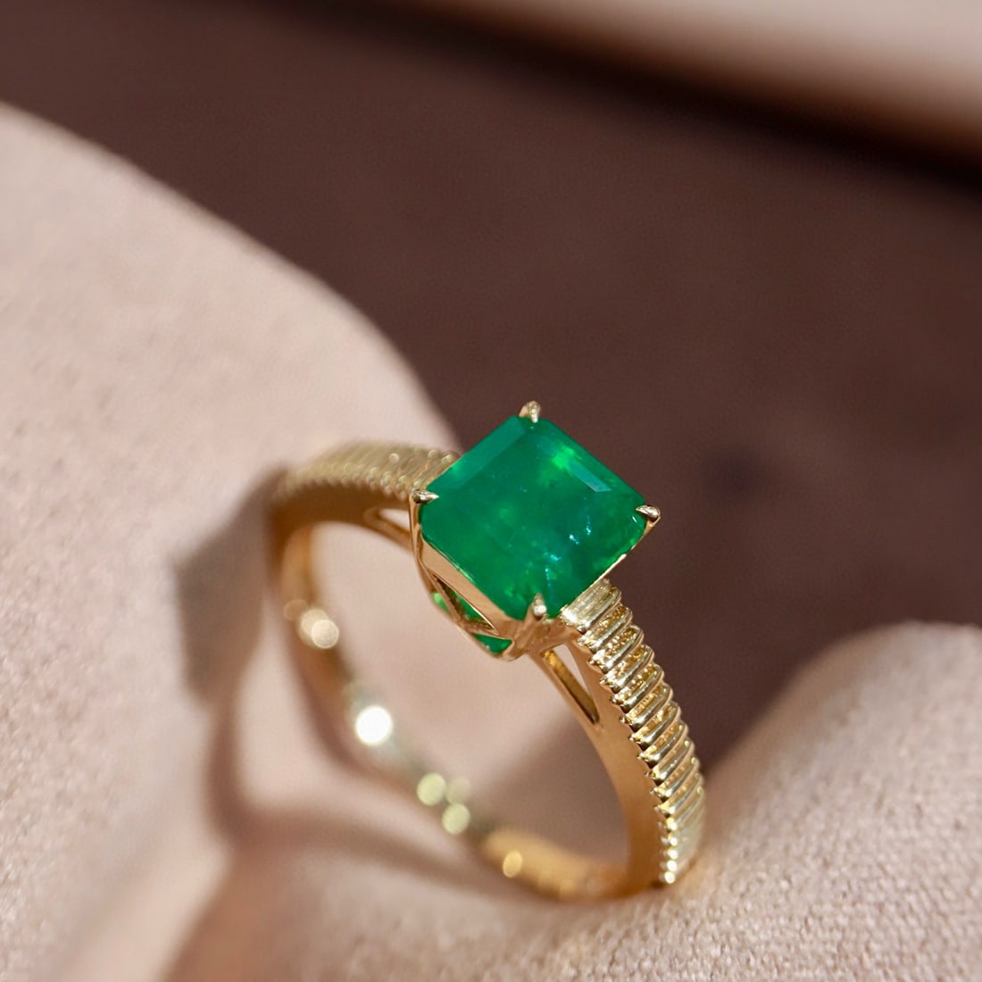 14k Gold 1.53 Ct Vivid Green Natural Emerald Ring - 2