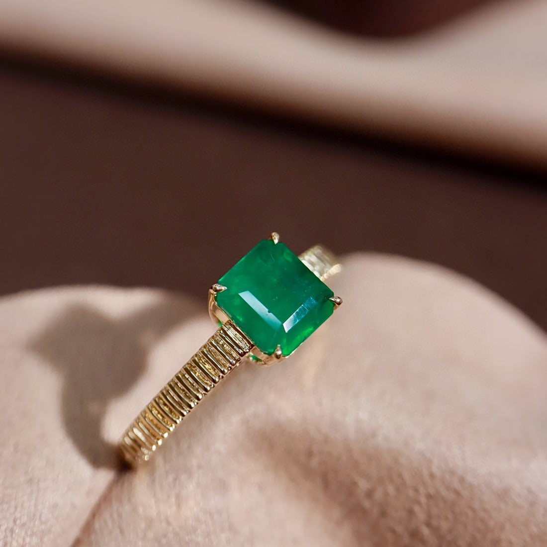 14k Gold 1.53 Ct Vivid Green Natural Emerald Ring - 3
