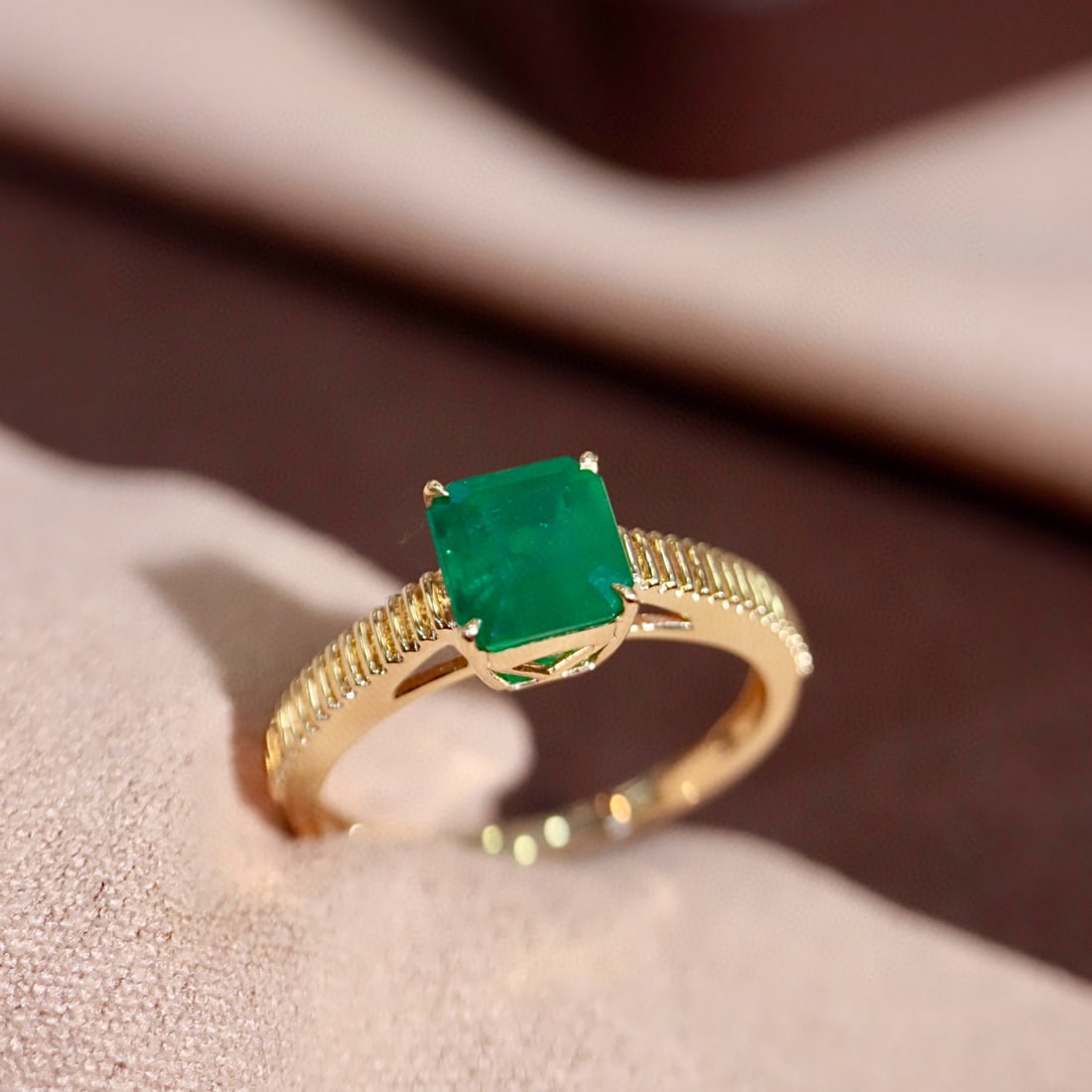 14k Gold 1.53 Ct Vivid Green Natural Emerald Ring - 4