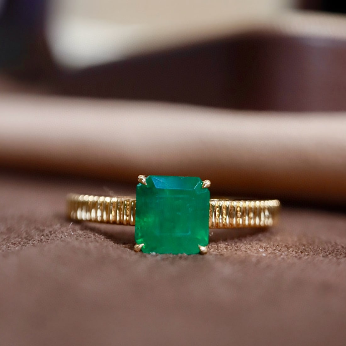14k Gold 1.53 Ct Vivid Green Natural Emerald Ring - 5