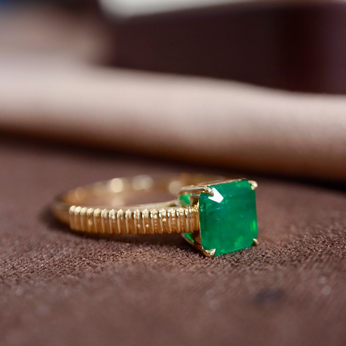 14k Gold 1.53 Ct Vivid Green Natural Emerald Ring - 6