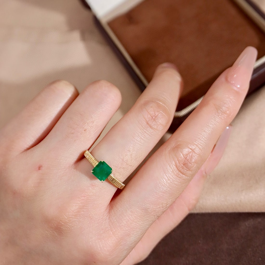 14k Gold 1.53 Ct Vivid Green Natural Emerald Ring - 8
