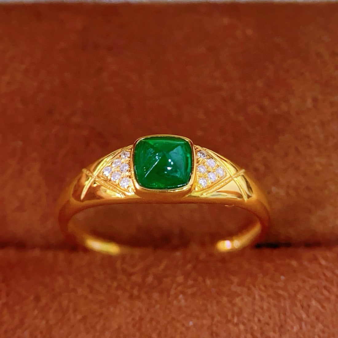 14k Gold 0.5 Ct Vivid Green Natural Emerald & Diamond Ring: Ref:231088314 // gold content:14k gold // ring size:7. 25us // // main gemstone:emerald // shape:sugar-loaf // carat weight:0. 5ct // color:vivid green // treatment:natural // // adjacent gemstone 2