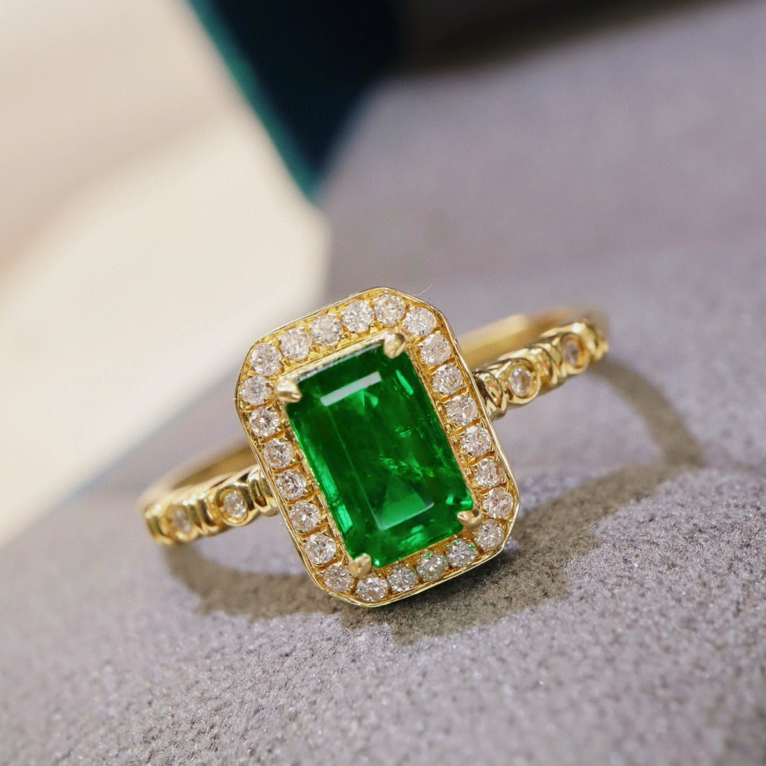 14k Gold 0.82 Ctw Vivid Green Natural Emerald & Diamond Ring - 4
