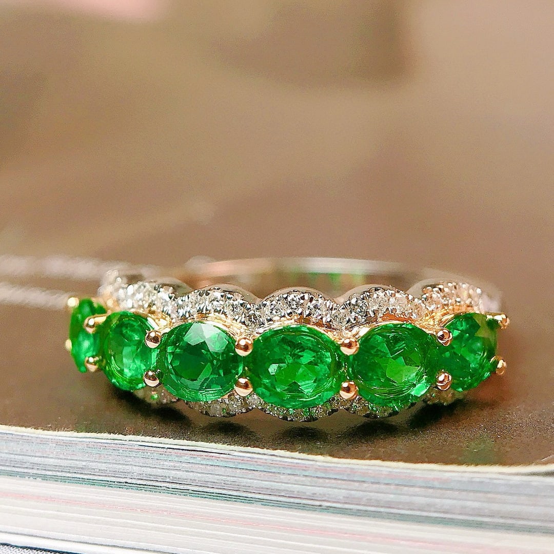 14k Gold 1.07 Ctw Vivid Green Natural Emerald & Diamond Ring: Ref:231088345 // gold content:14k gold // ring size:7. 25us // // main gemstone:emerald // shape:oval // carat weight:0. 95ct // color:vivid green // treatment:natural // // adjacent gemstone 2 :