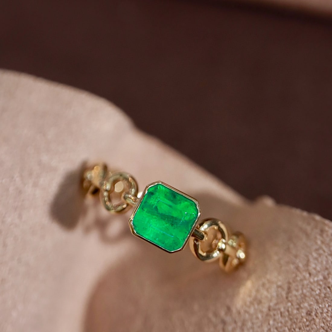 14k Gold 0.73 Ct Natural Emerald Ring: Ref:231088362 // gold content:14k gold // ring size:7. 25us // // main gemstone:emerald // shape:octagonal // carat weight:0. 73ct // color:green // treatment:natural // Condition: New Low Estimate: