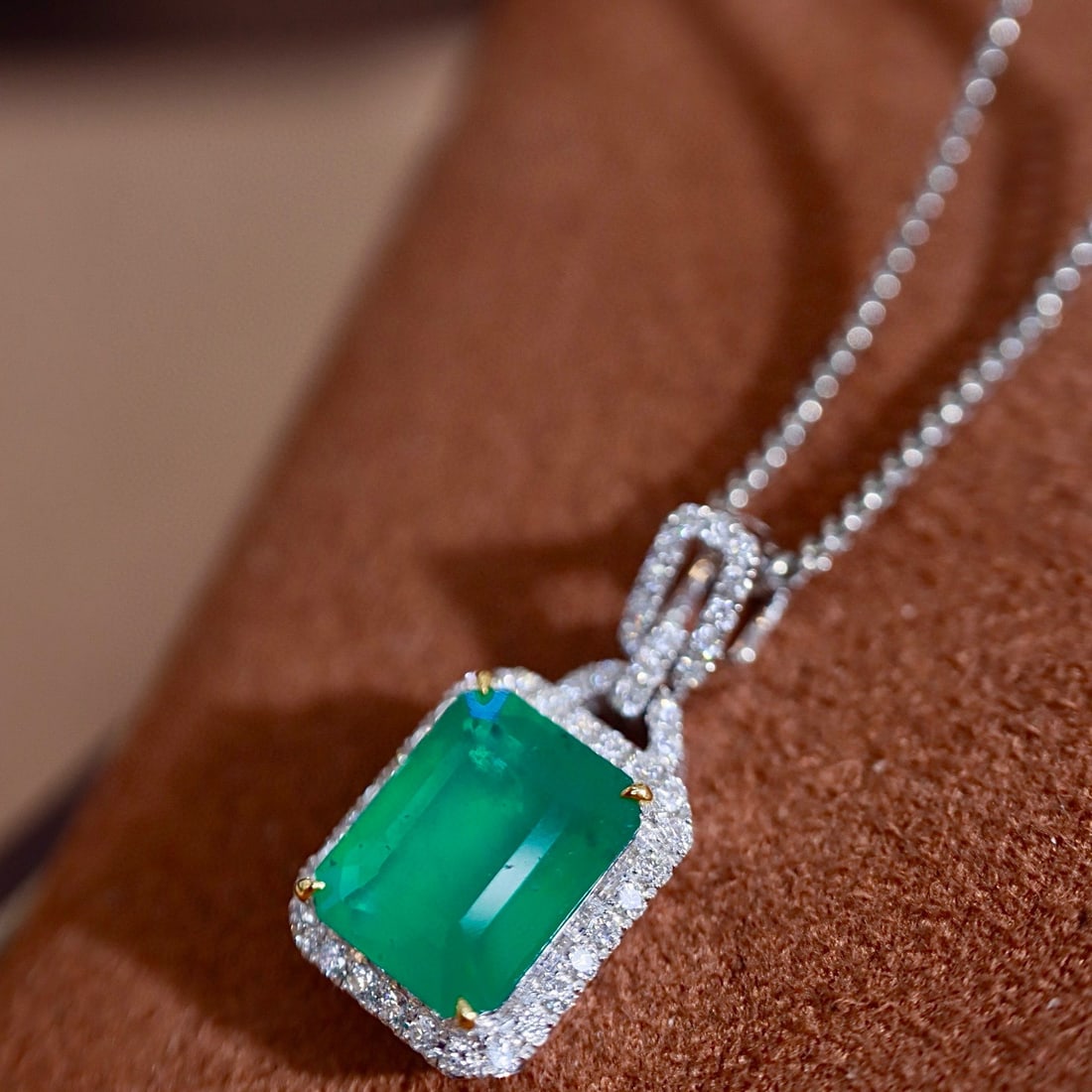 14k Gold 2.25 Ctw Vivid Green Natural Emerald & Diamond Pendant( Without Chain ) - 4
