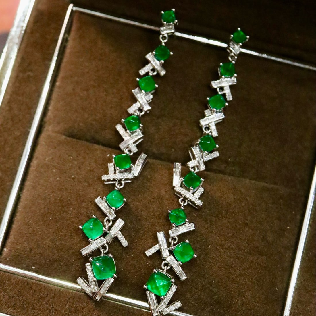 14k Gold 3.57 Ctw Vivid Green Natural Emerald & Diamond Earrings: Ref:231088378 // gold content:14k gold // main gemstone:emerald // shape:sugar-loaf // carat weight:3. 05ct // color:vivid green // treatment:natural // // adjacent gemstone 2 : diamond // shape:round