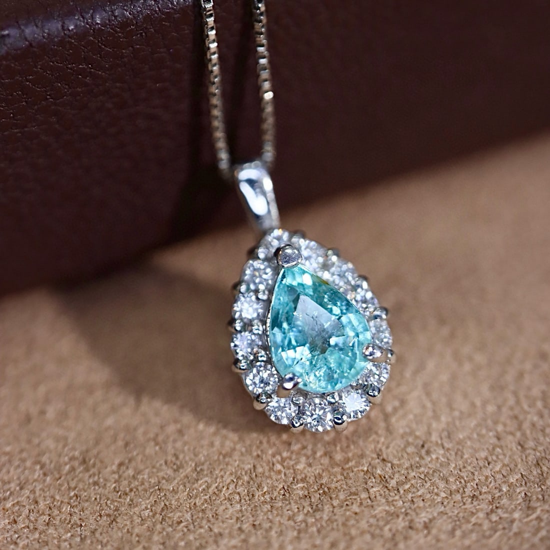 14k Gold 0.67 Ctw Natural Paraiba Tourmaline & Diamond Necklace: Ref:231088381 // gold content:14k gold // main gemstone:paraiba tourmaline // shape:pear // carat weight:0. 50ct // color:blue // treatment:natural // // adjacent gemstone 2 : diamond // shape:round