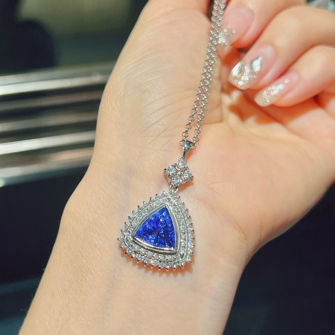 14k Gold 5.37 Ctw Natural Tanzanite & Diamond Pendant( Without Chain ): Ref:231088397 // gold content:14k gold // main gemstone:tanzanite // shape:triangle // carat weight:4. 34ct // color:blue // treatment:natural // // adjacent gemstone 2 : diamond // shape:round //