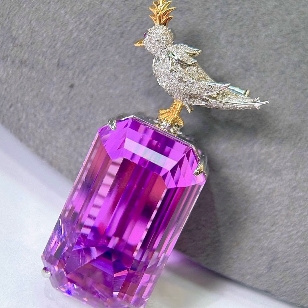 14k Gold 91.12 Ctw Natural Kunzite & Diamond Brooch/pendant( Without Chain ): Ref:231088401 // gold content:14k gold // main gemstone:kunzite // shape:octagonal // carat weight:90. 70ct // color:purple // treatment:natural // // adjacent gemstone 2 : diamond // shape:round //