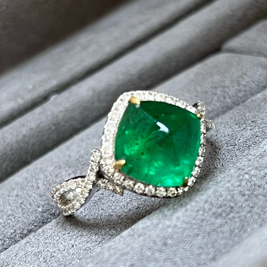 14k Gold 4.04 Ctw Vivid Green Natural Emerald & Diamond Ring: Ref:231088441 // gold content:14k gold // ring size:7. 25us // // main gemstone:emerald // shape:sugar-loaf // carat weight:3. 62ct // color:vivid green // treatment:natural // // adjacent gemstone 2 