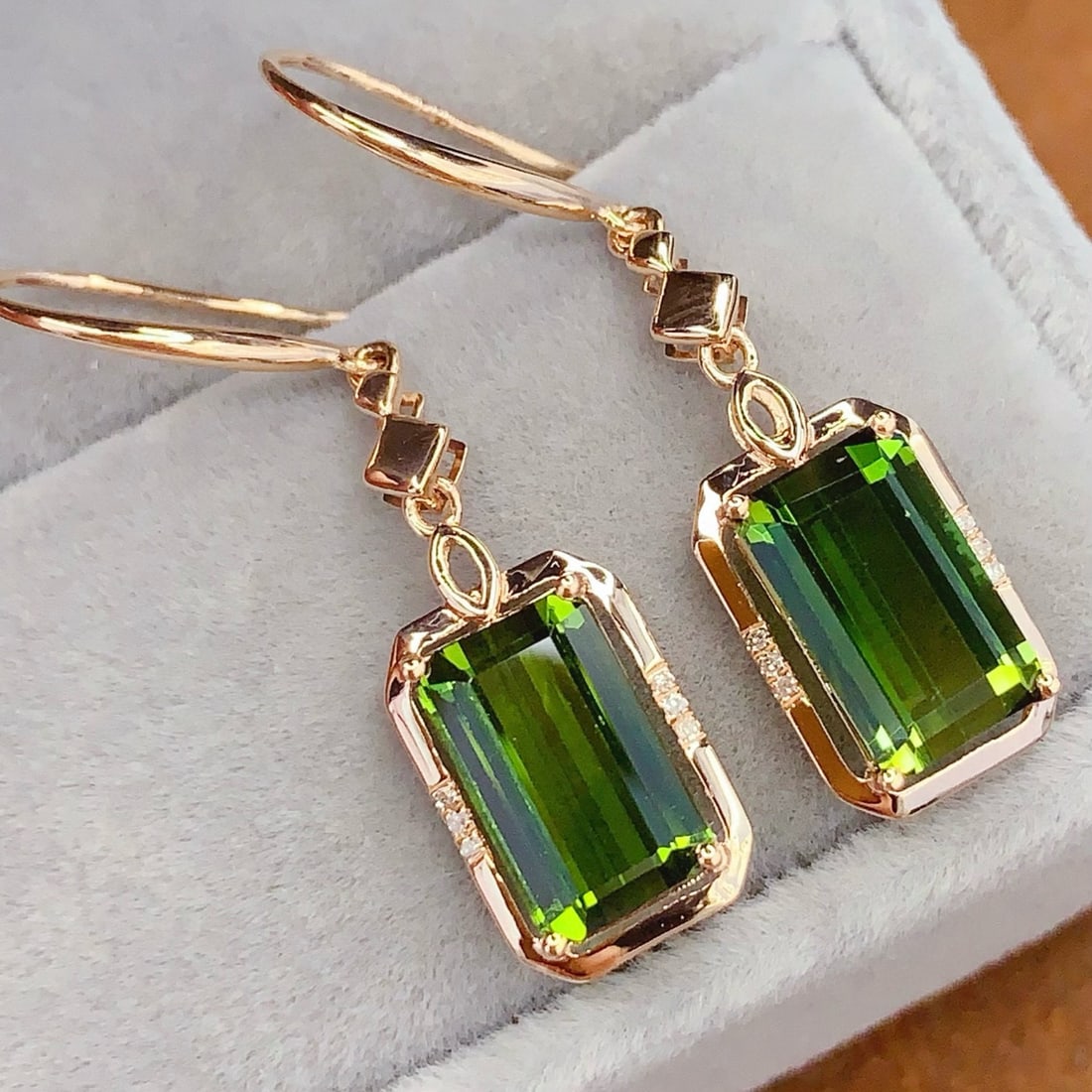 14k Gold 5.56 Ct Natural Tourmaline & Diamond Earrings: Ref:231088444 // gold content:14k gold // main gemstone:tourmaline // shape:octagonal // carat weight:5. 56ct // color:green // treatment:natural // // adjacent gemstone 2 : diamond // number of