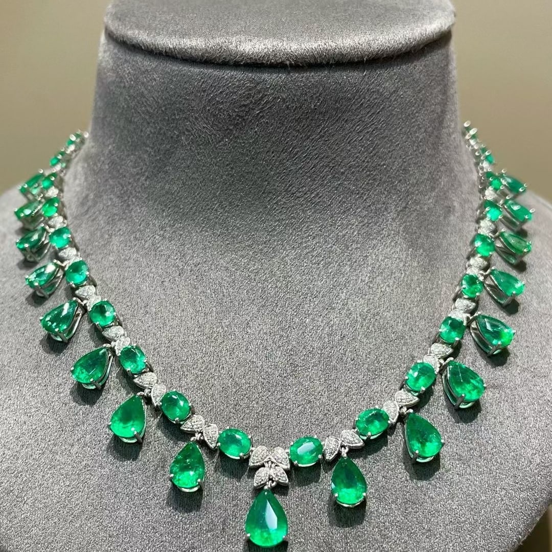 14k Gold 16.00 Ct Natural Emerald & Diamond Necklace: Ref:231091001 // gold content:14k gold // main gemstone:emerald // shape:multiple // carat weight:16. 00ct // color:green // treatment:natural // // adjacent gemstone 2 : diamond // shape:round // cla