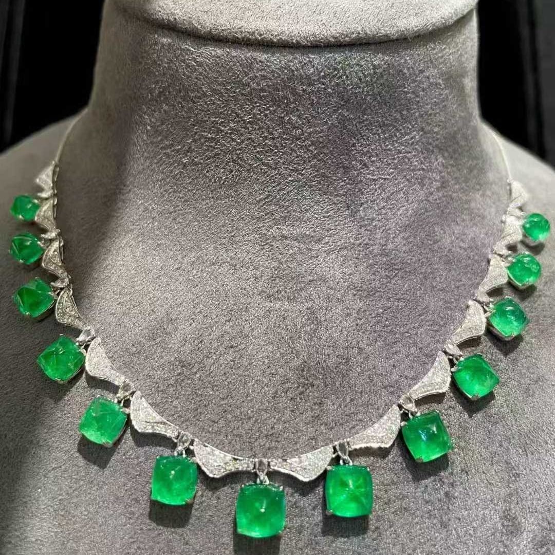 14k Gold 13.00 Ct Natural Emerald & Diamond Necklace: Ref:231091021 // gold content:14k gold // main gemstone:emerald // shape:sugar-loaf // carat weight:13. 00ct // color:green // treatment:natural // // adjacent gemstone 2 : diamond // shape:round //