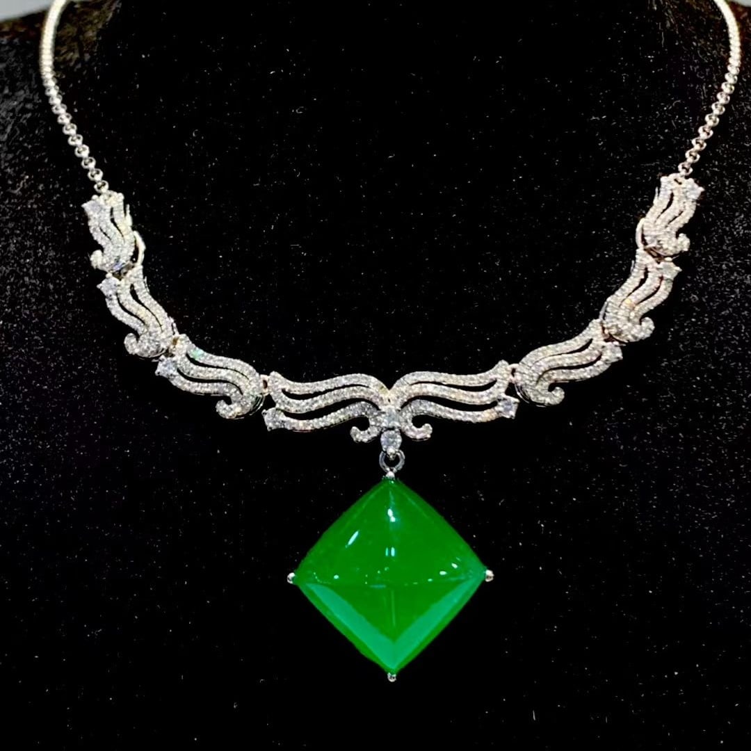 14k Gold 12.00 Ct Natural Emerald & Diamond & Sapphire Necklace: Ref:231091026 // gold content:14k gold // main gemstone:emerald // shape:sugar-loaf // carat weight:12. 00ct // color:green // treatment:natural // // adjacent gemstone 2 : diamond // shape:round // c