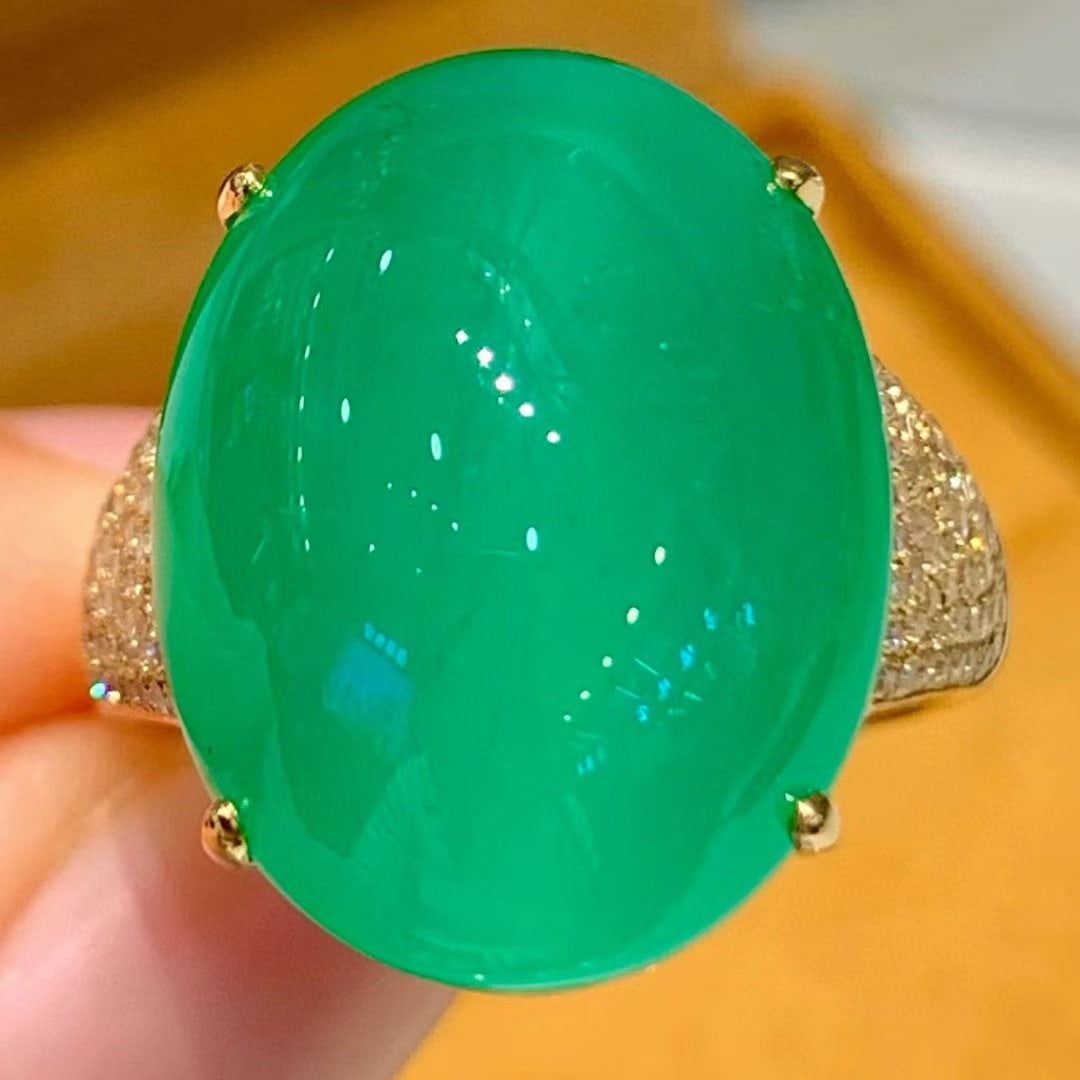 14k Gold 14.5 Ct Natural Emerald & Diamond Ring: Ref:231091027 // gold content:14k gold // ring size:7. 25us // // main gemstone:emerald // shape:oval // carat weight:14. 5ct // color:green // treatment:natural // // adjacent gemstone 2 : diamond //