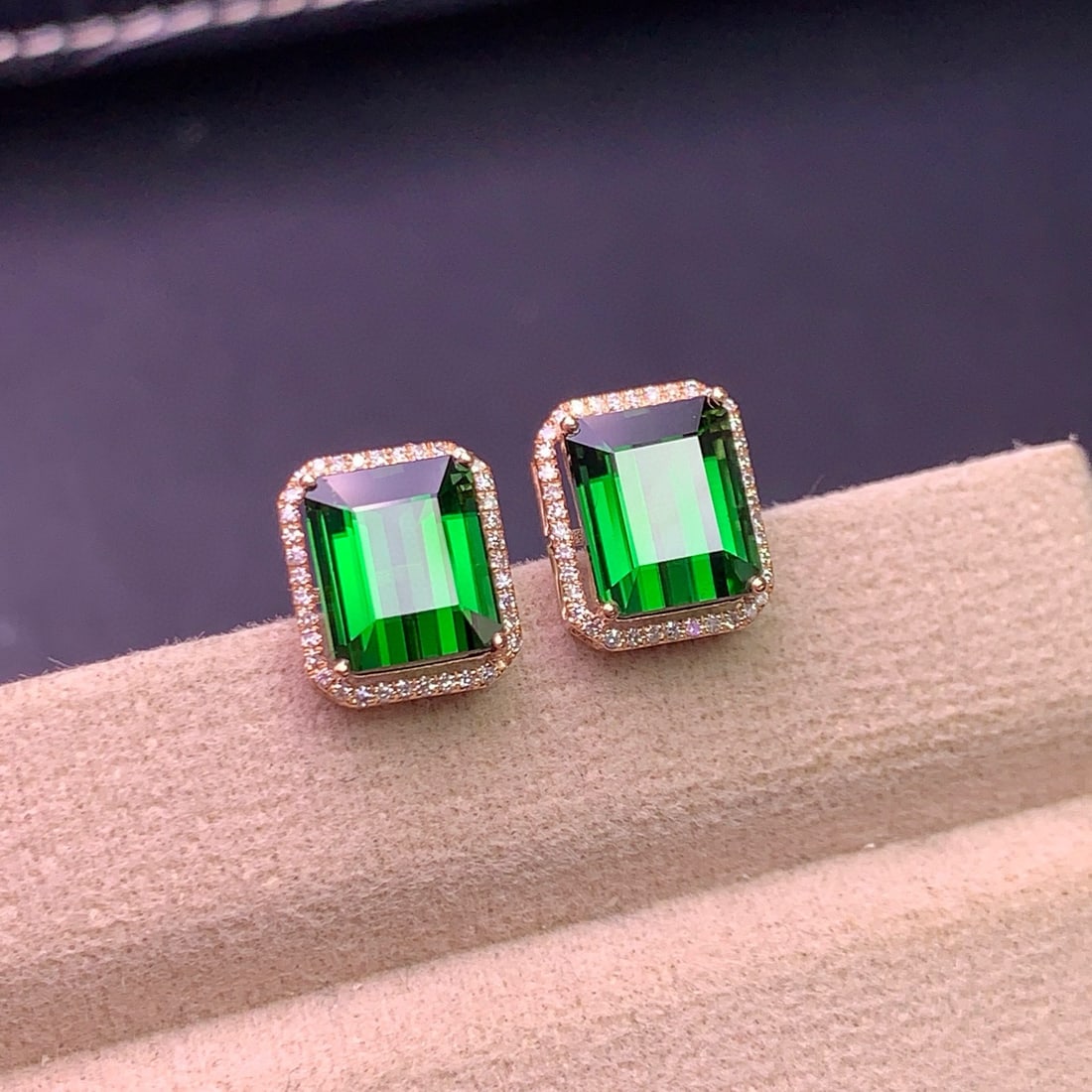 14k Gold 6.8 Ct Natural Tourmaline & Diamond Earrings: Ref:231091047 // gold content:14k gold // main gemstone:tourmaline // shape:octagonal // carat weight:6. 8ct // color:green // treatment:natural // // adjacent gemstone 2 : diamond // shape:round // c