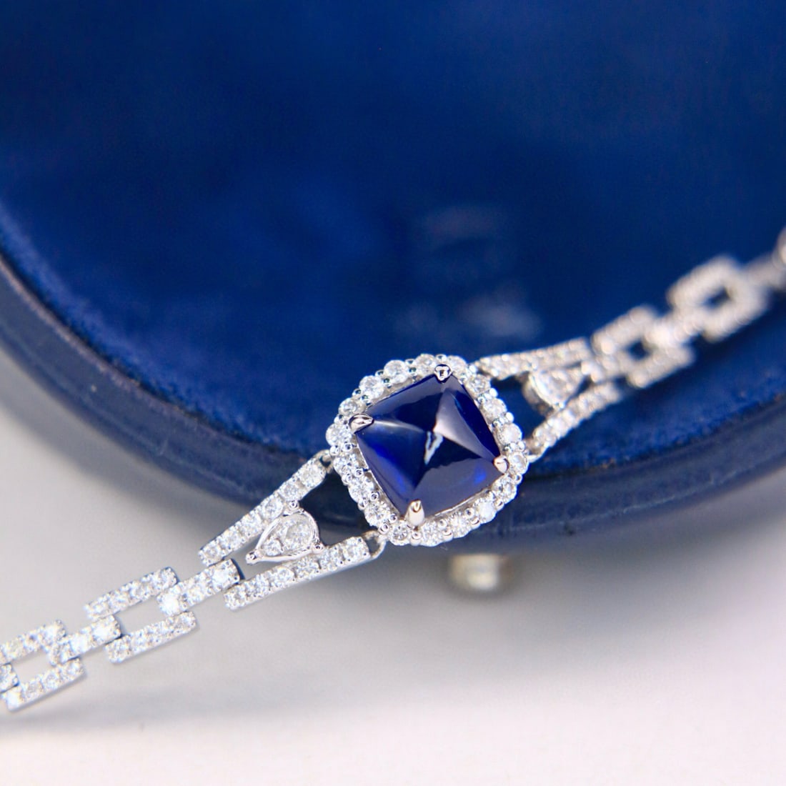 14k Gold 2.15 Ctw Natural Sapphire & Diamond Bracelet: Ref:231091096 // gold content:14k gold // main gemstone:sapphire // shape:sugar-loaf // carat weight:1. 66ct // color:blue // treatment:natural // // adjacent gemstone 2 : diamond // shape:round //