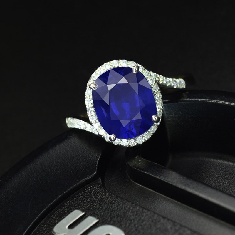 14k Gold 1.80 Ct Natural Sapphire & Diamond Ring: Ref:231091100 // gold content:14k gold // ring size:7. 25us // // main gemstone:sapphire // shape:oval // carat weight:1. 80ct // color:blue // treatment:natural // // adjacent gemstone 2 : diamond //
