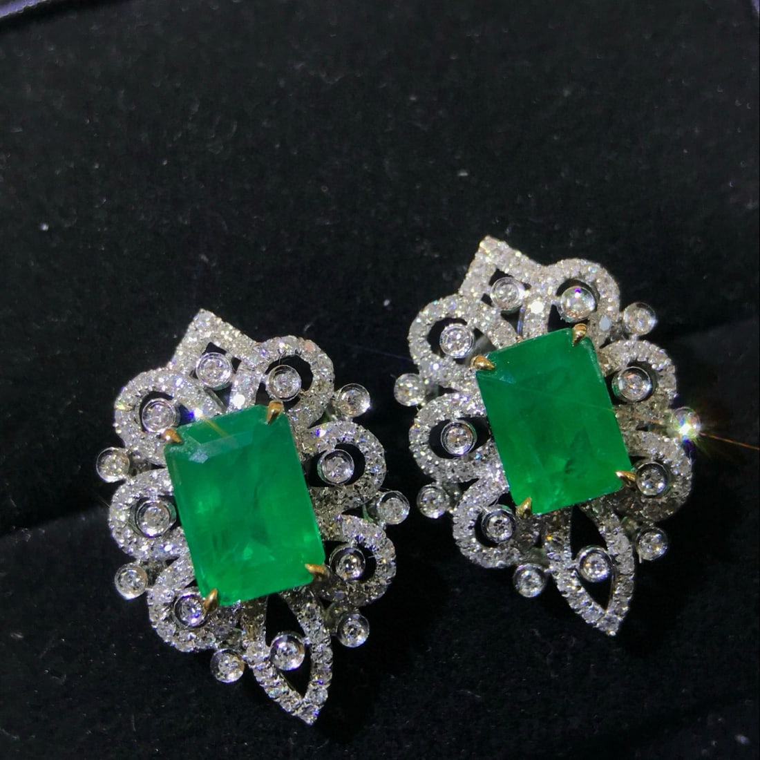 14k Gold 2.45 Ctw Vivid Green Natural Emerald & Diamond Earrings: Ref:231091145 // gold content:14k gold // main gemstone:emerald // shape:octagonal // carat weight:2. 04ct // color:vivid green // treatment:natural // // adjacent gemstone 2 : diamond // shape:round