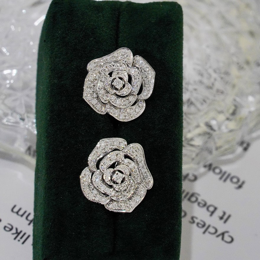 14k Gold 1 Ct Natural H Diamond & Flowers Earrings: Ref:231091154 // gold content:14k gold // main gemstone:diamond // shape:round // carat weight:1ct // clarity grade:vs-si // color:h // treatment:natural // cut grade:g // Condition: New Low