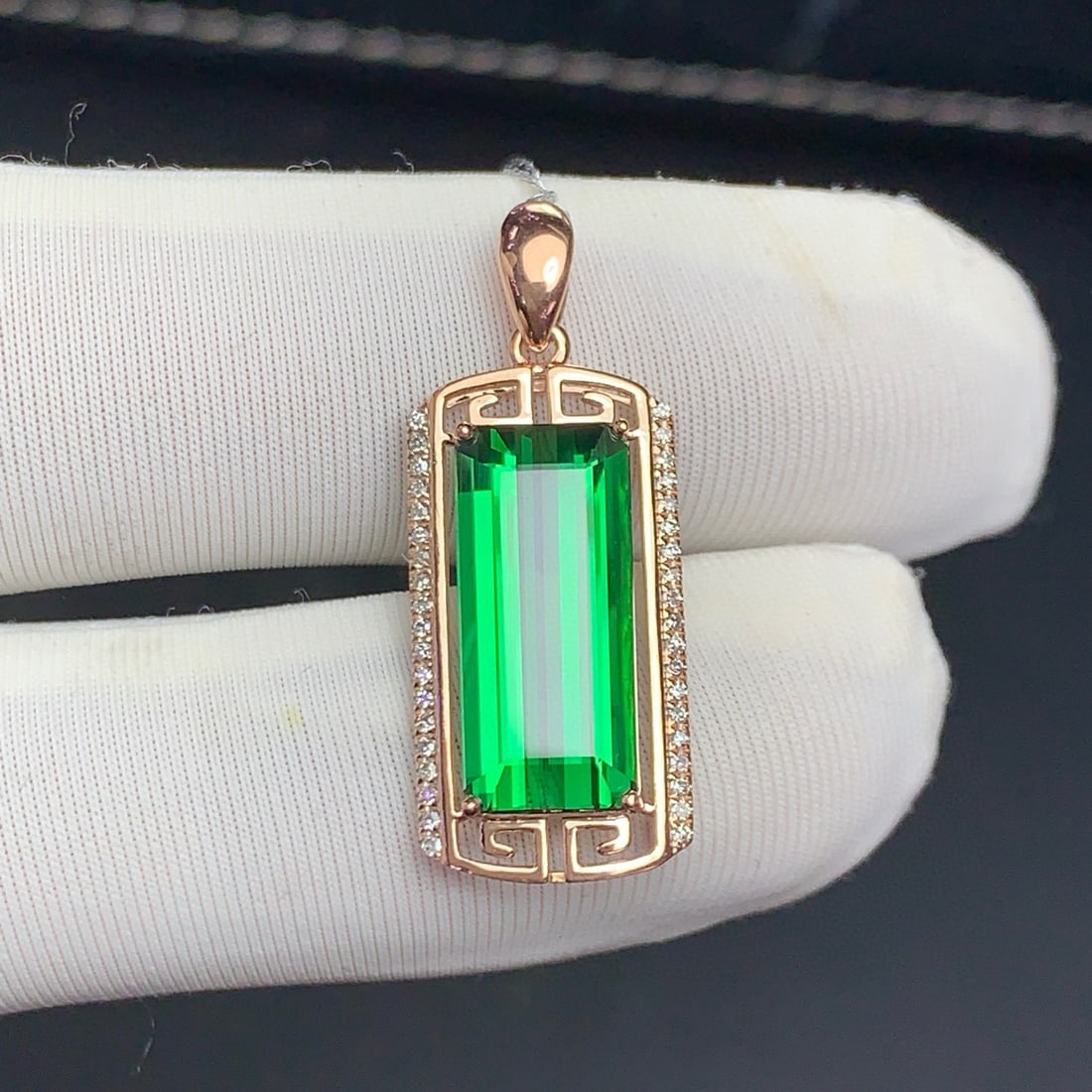 14k Gold 4.3 Ct Natural Tourmaline & Diamond Pendant( Without Chain ): Ref:231091159 // gold content:14k gold // main gemstone:tourmaline // shape:octagonal // carat weight:4. 3ct // color:green // treatment:natural // // adjacent gemstone 2 : diamond // shape:round //