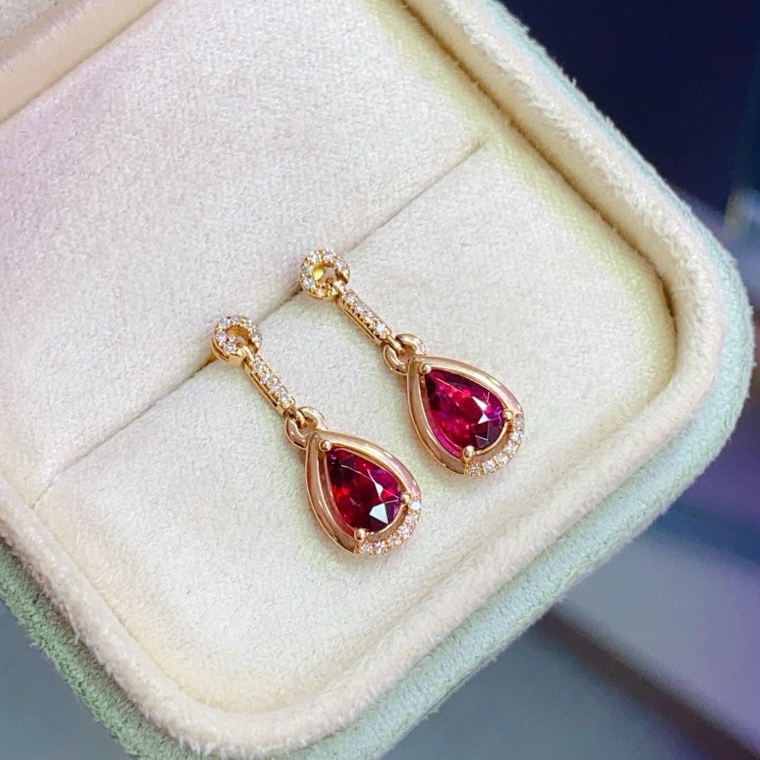 14k Gold 0.94 Ctw Natural Tourmaline & Diamond Earrings: Ref:231091162 // gold content:14k gold // main gemstone:tourmaline // shape:pear // carat weight:0. 85ct // color:red // treatment:natural // // adjacent gemstone 2 : diamond // number of stones:32
