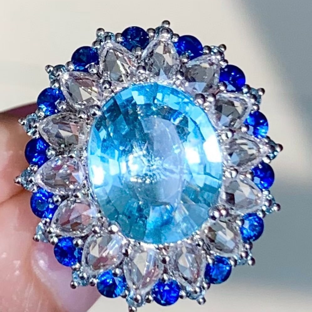 14k Gold 4.3 Ct Natural Aquamarine & Diamond & Sapphire Ring: Ref:231091200 // gold content:14k gold // ring size:7. 25us // // main gemstone:aquamarine // shape:oval // carat weight:4. 3ct // color:santa maria color // treatment:natural // // adjacent gemstone