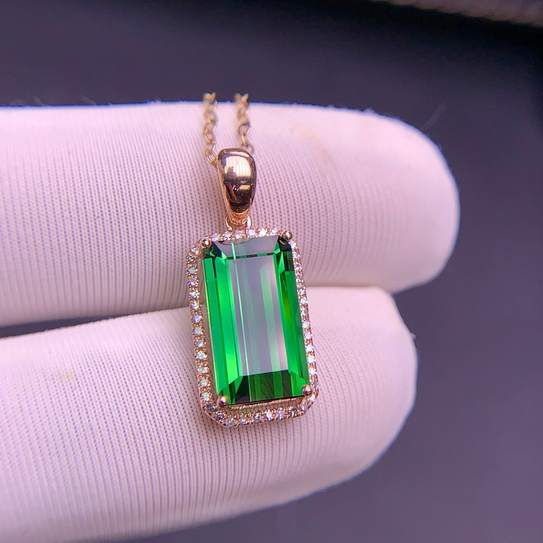 14k Gold 3.3 Ct Natural Tourmaline & Diamond Pendant( Without Chain ): Ref:231091201 // gold content:14k gold // main gemstone:tourmaline // shape:octagonal // carat weight:3. 3ct // color:green // treatment:natural // // adjacent gemstone 2 : diamond // shape:round //