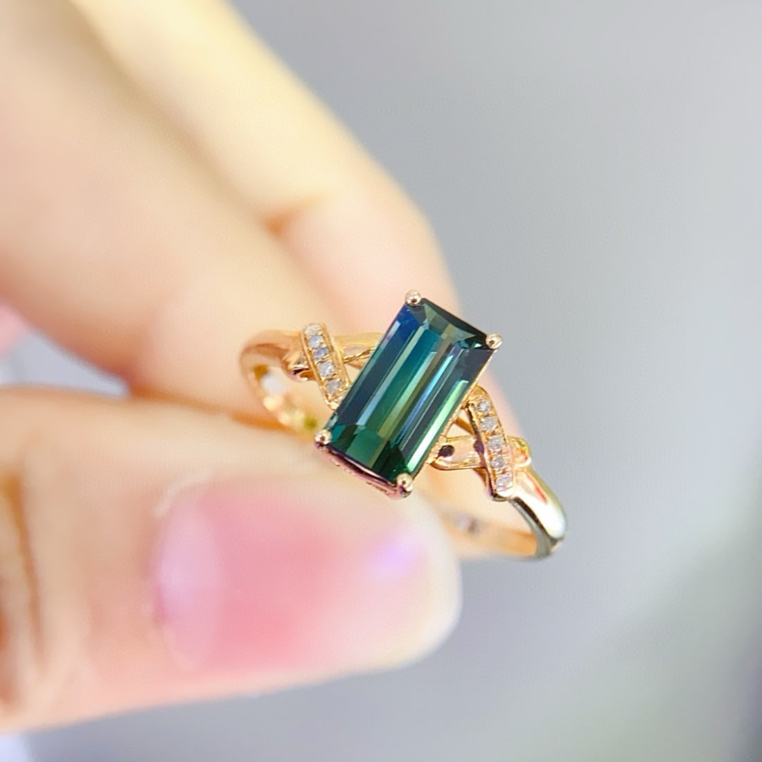14k Gold 1.5 Ct Natural Tourmaline & Diamond Ring: Ref:231091202 // gold content:14k gold // ring size:7. 25us // // main gemstone:tourmaline // shape:octagonal // carat weight:1. 5ct // color:green // treatment:natural // // adjacent gemstone 2 : dia