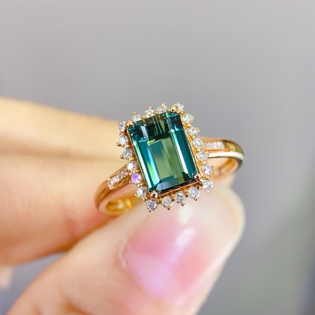 14k Gold 1.86 Ct Natural Tourmaline & Diamond Ring: Ref:231091206 // gold content:14k gold // ring size:7. 25us // // main gemstone:tourmaline // shape:octagonal // carat weight:1. 86ct // color:bluish green // treatment:natural // // adjacent gemstone