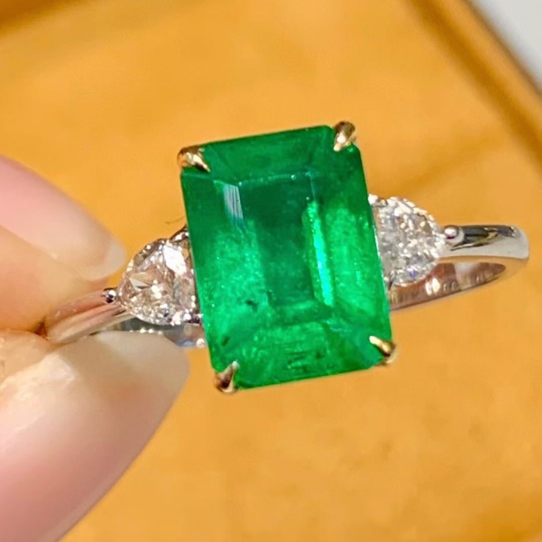 14k Gold 2.3 Ct Vivid Green Natural Emerald & Diamond Ring: Ref:231091214 // gold content:14k gold // ring size:7. 25us // // main gemstone:emerald // shape:octagonal // carat weight:2. 3ct // color:vivid green // treatment:natural // // adjacent gemstone 2 : 