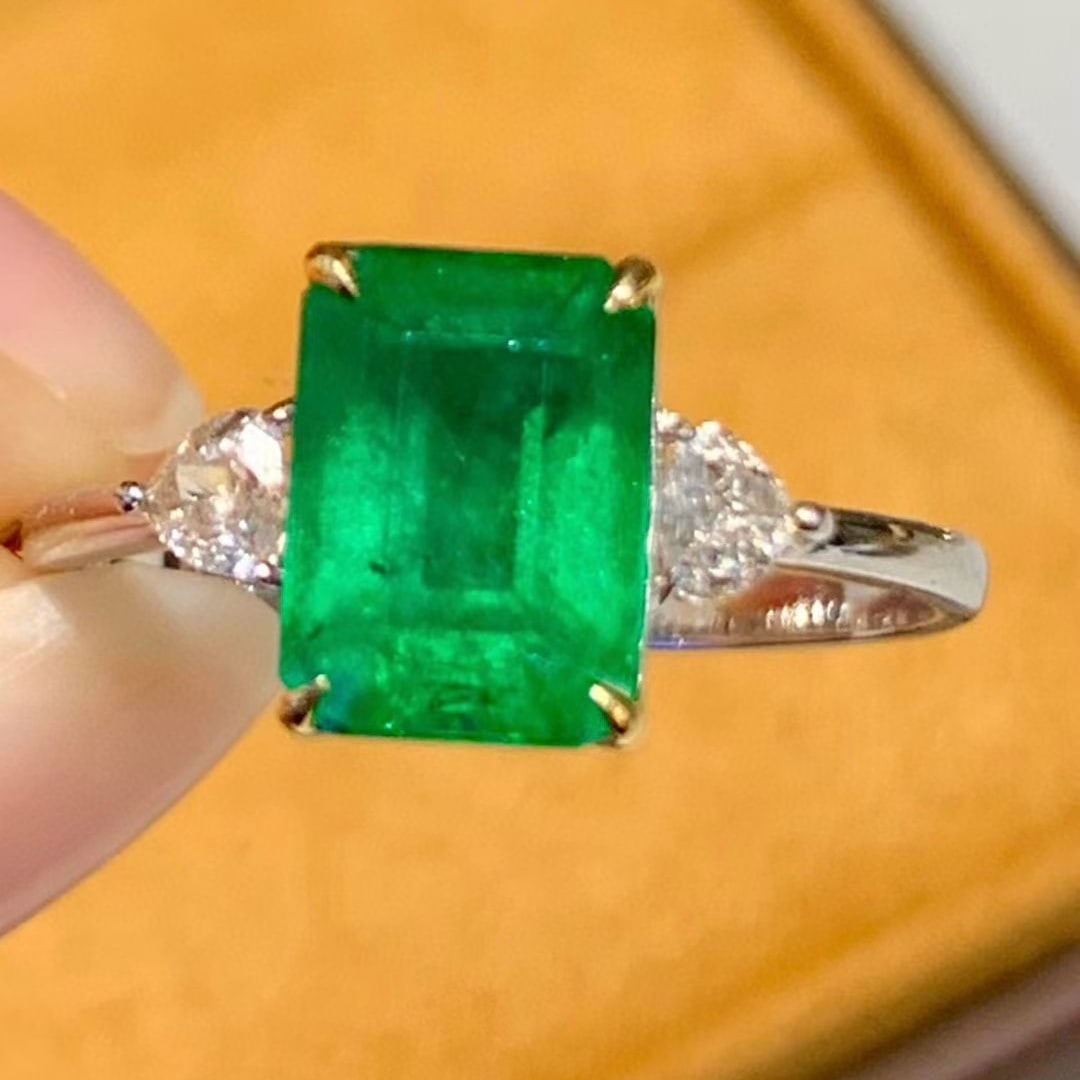 14k Gold 2.3 Ct Vivid Green Natural Emerald & Diamond Ring - 5
