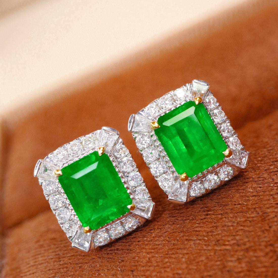 14k Gold 2.35 Ctw Vivid Green Natural Emerald & Diamond Earrings: Ref:231091220 // gold content:14k gold // main gemstone:emerald // shape:octagonal // carat weight:1. 95ct // color:vivid green // treatment:natural // // adjacent gemstone 2 : diamond // shape:round 