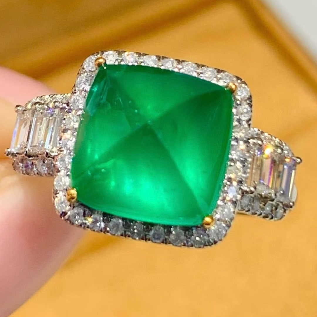 14k Gold 4.3 Ct Vivid Green Natural Emerald & Diamond Ring: Ref:231091222 // gold content:14k gold // ring size:7. 25us // // main gemstone:emerald // shape:sugar-loaf // carat weight:4. 3ct // color:vivid green // treatment:natural // // adjacent gemstone 2 :