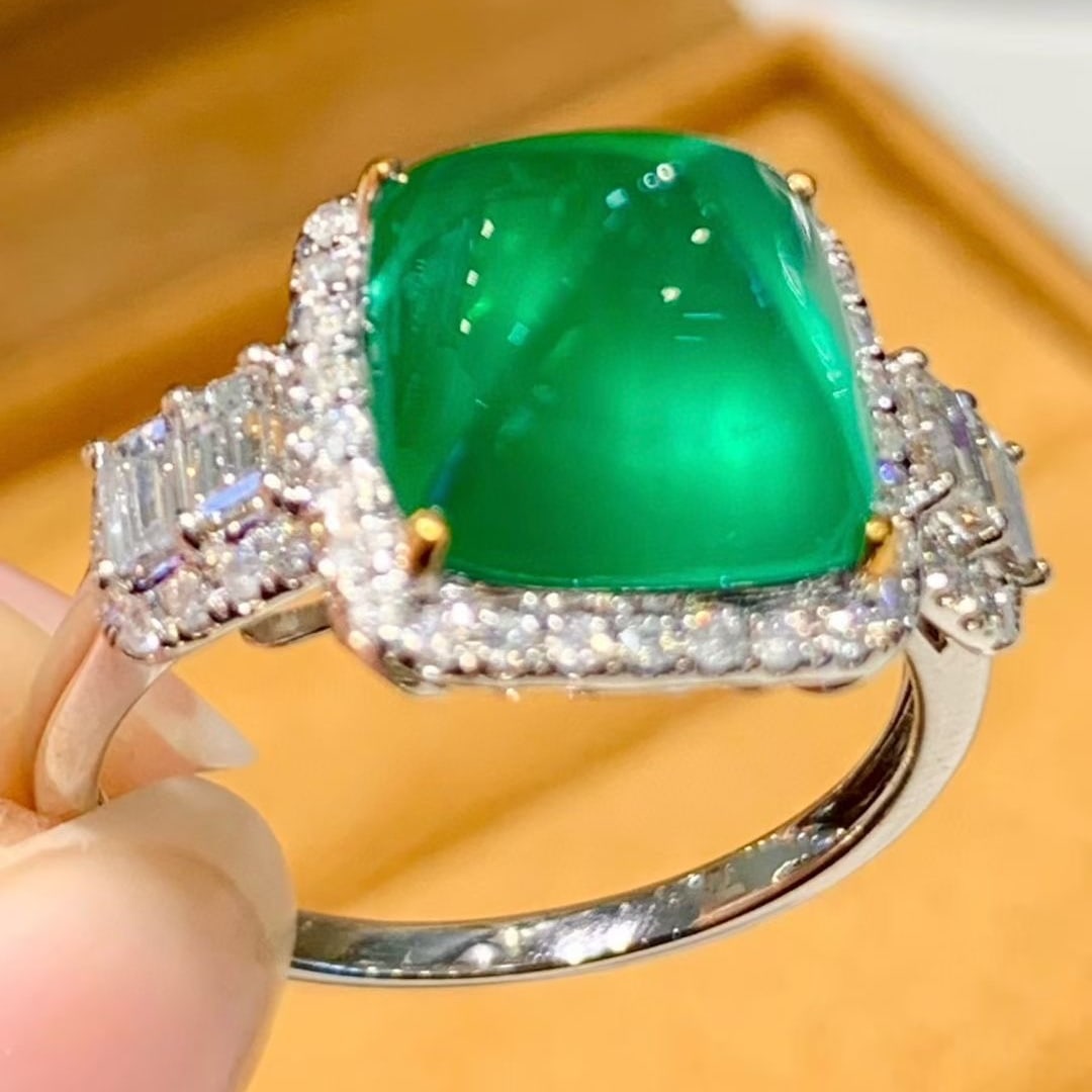 14k Gold 4.3 Ct Vivid Green Natural Emerald & Diamond Ring - 4