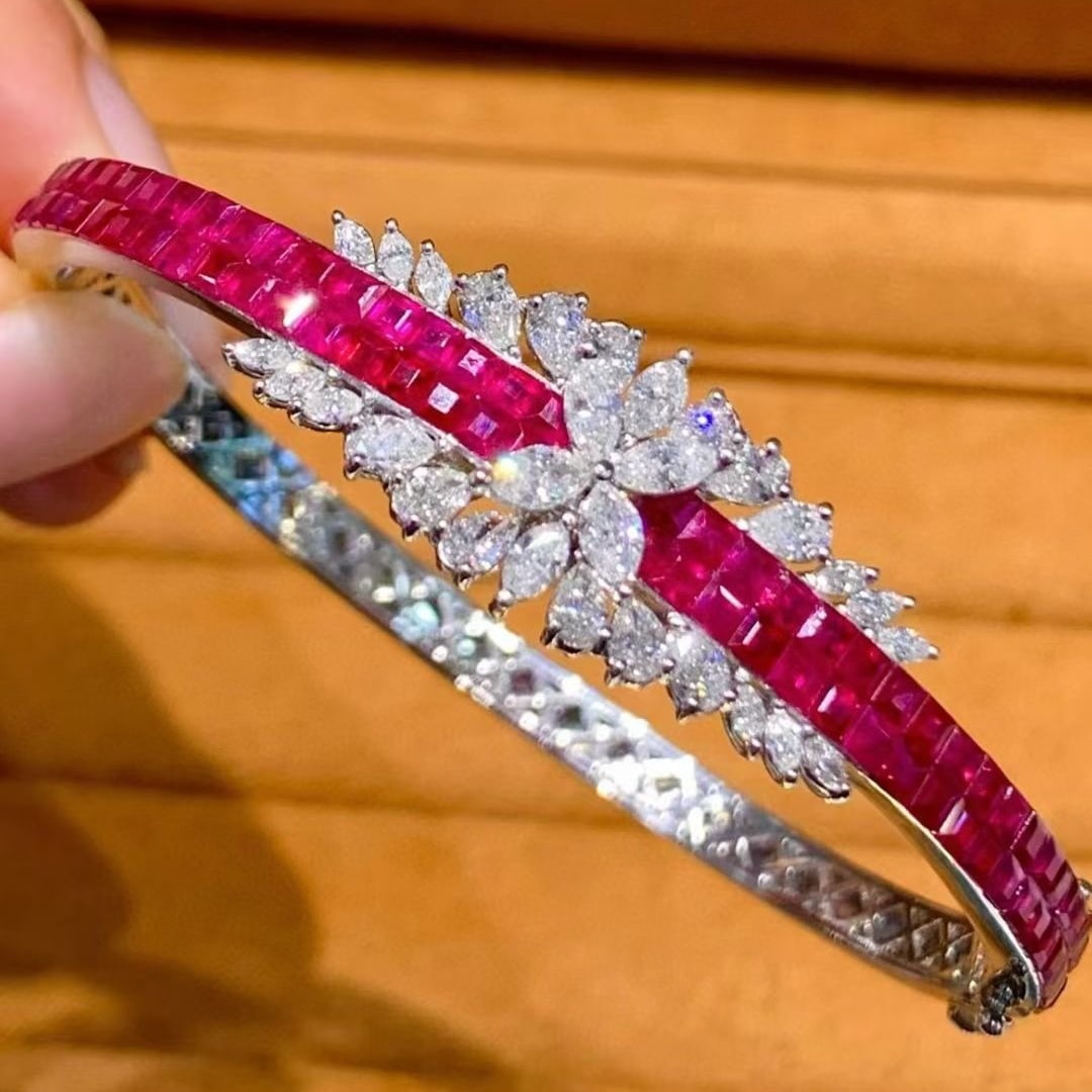 14k Gold 6.5 Ct Natural Ruby & Diamond Bangle: Ref:231091224 // gold content:14k gold // main gemstone:ruby // shape:square // carat weight:6. 5ct // color:red // treatment:natural // // adjacent gemstone 2 : diamond // shape:multiple // clarity g