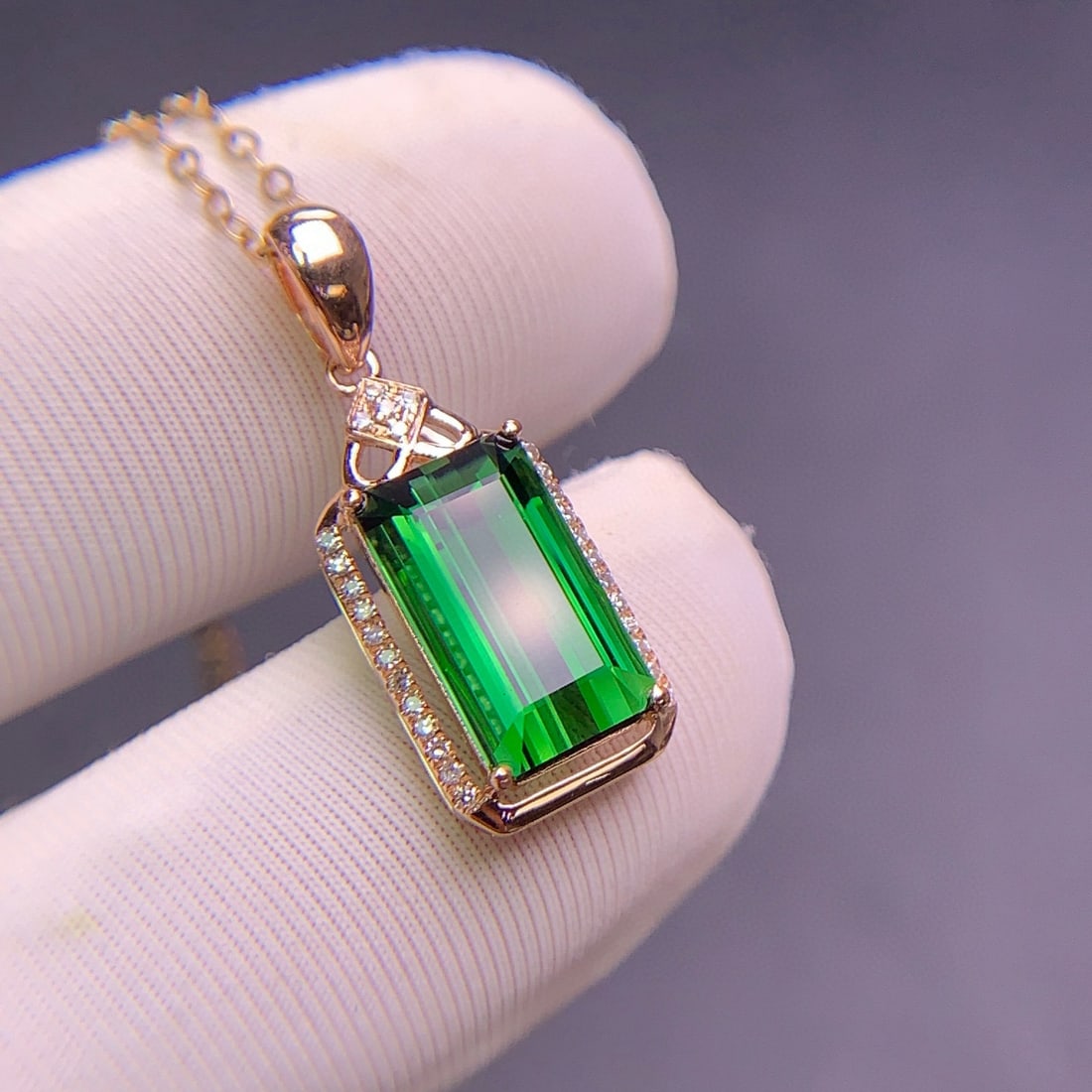 14k Gold 2.9 Ct Natural Tourmaline & Diamond Pendant( Without Chain ): Ref:231091244 // gold content:14k gold // main gemstone:tourmaline // shape:octagonal // carat weight:2. 9ct // color:green // treatment:natural // // adjacent gemstone 2 : diamond // shape:round //