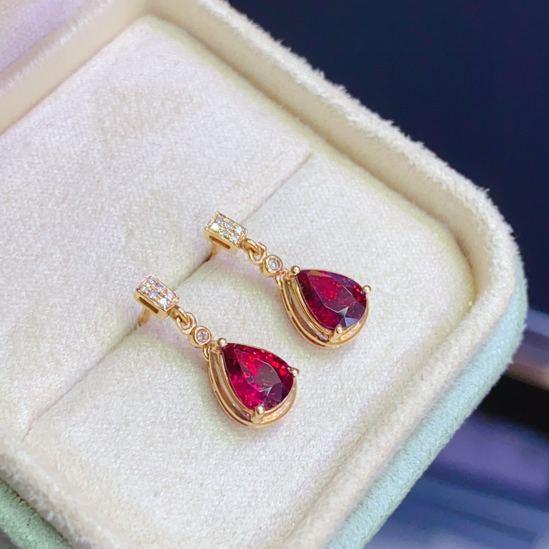 14k Gold 1.29 Ctw Natural Tourmaline & Diamond Earrings: Ref:231091245 // gold content:14k gold // main gemstone:tourmaline // shape:pear // carat weight:1. 25ct // color:red // treatment:natural // // adjacent gemstone 2 : diamond // number of stones:14