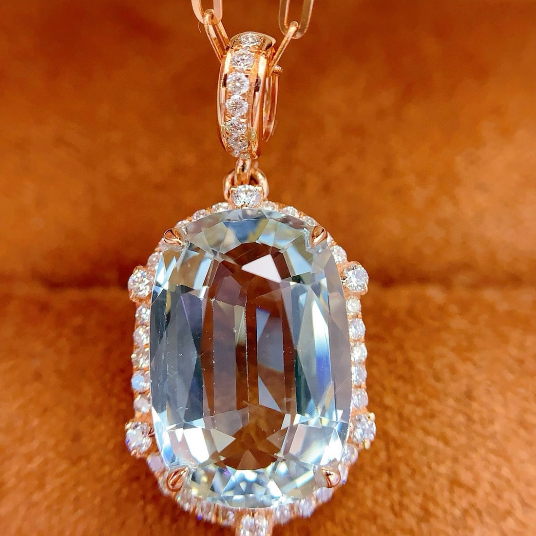 14k Gold 4.85 Ct Natural Aquamarine & Diamond Pendant( Without Chain ): Ref:231091247 // gold content:14k gold // main gemstone:aquamarine // shape:oval // carat weight:4. 85ct // color:blue // treatment:natural // // adjacent gemstone 2 : diamond // number of stones:43 /