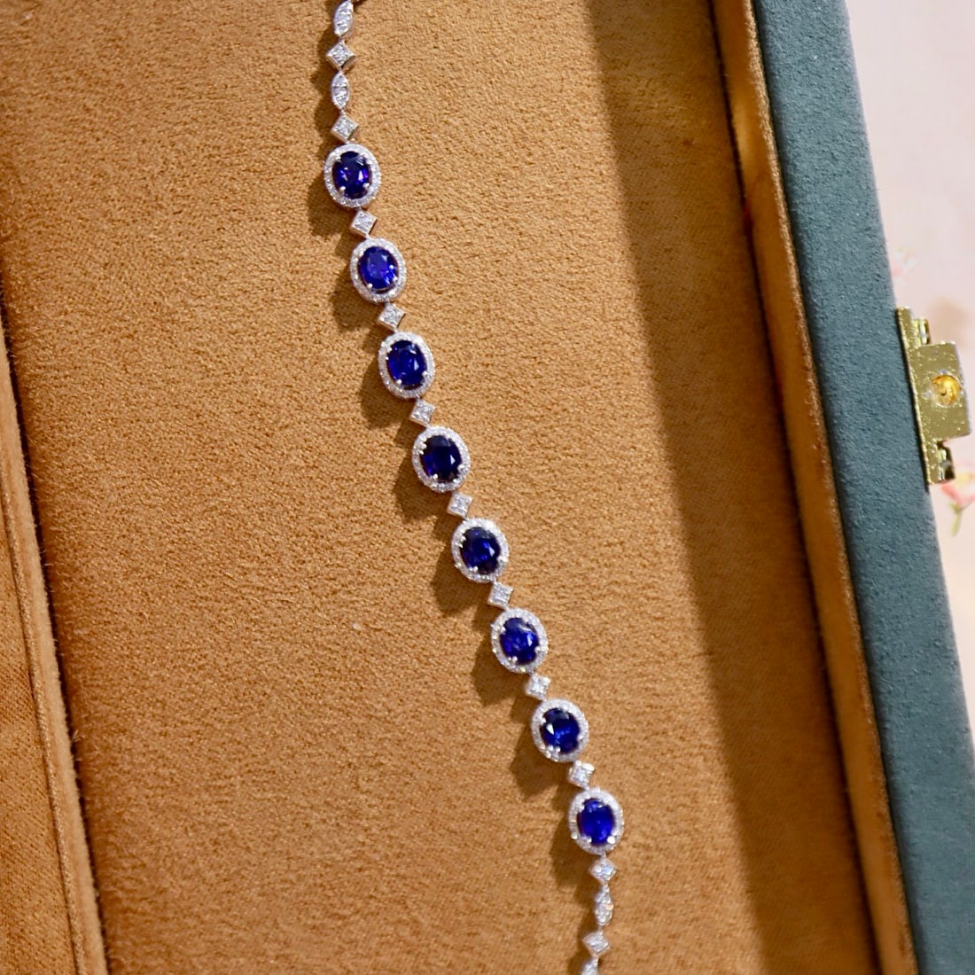 14k Gold 4.61 Ctw Natural Sapphire & Diamond Bracelet: Ref:231092053 // gold content:14k gold // main gemstone:sapphire // shape:oval // carat weight:3. 92ct // color:blue // treatment:natural // // adjacent gemstone 2 : diamond // shape:round // carat we