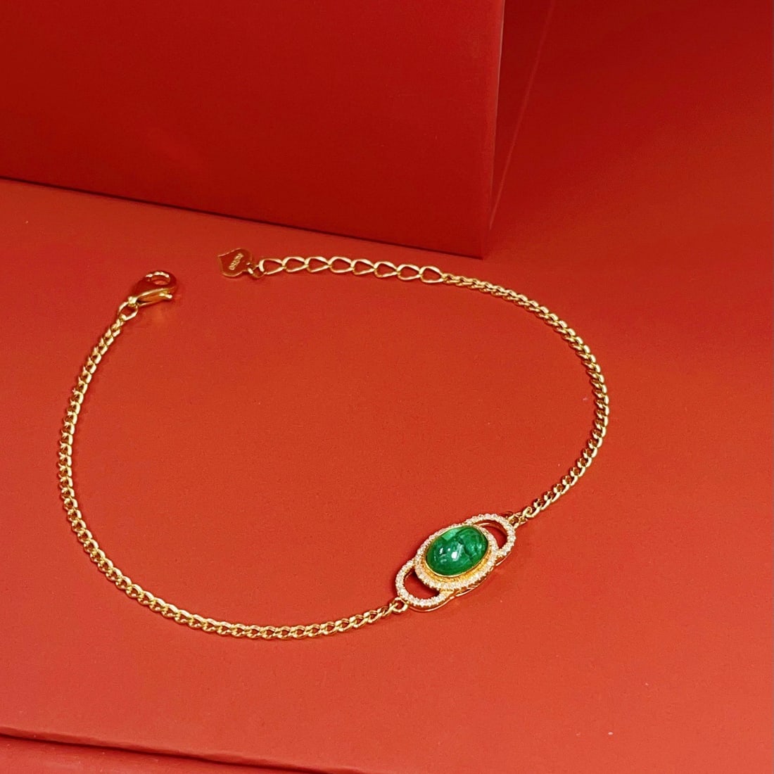 14k Gold 1.15 Ct Vivid Green Natural Emerald & Diamond Bracelet: Ref:231092056 // gold content:14k gold // main gemstone:emerald // shape:oval // carat weight:1. 15ct // color:vivid green // treatment:natural // // adjacent gemstone 2 : diamond // number of