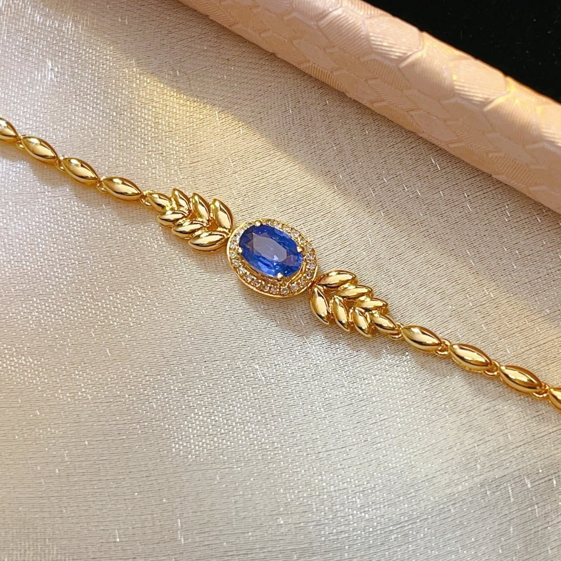 14k Gold 0.70 Ct Natural Sapphire & Diamond Bracelet: Ref:231092057 // gold content:14k gold // main gemstone:sapphire // shape:oval // carat weight:0. 70ct // color:blue // treatment:natural // // adjacent gemstone 2 : diamond // number of stones:24 //