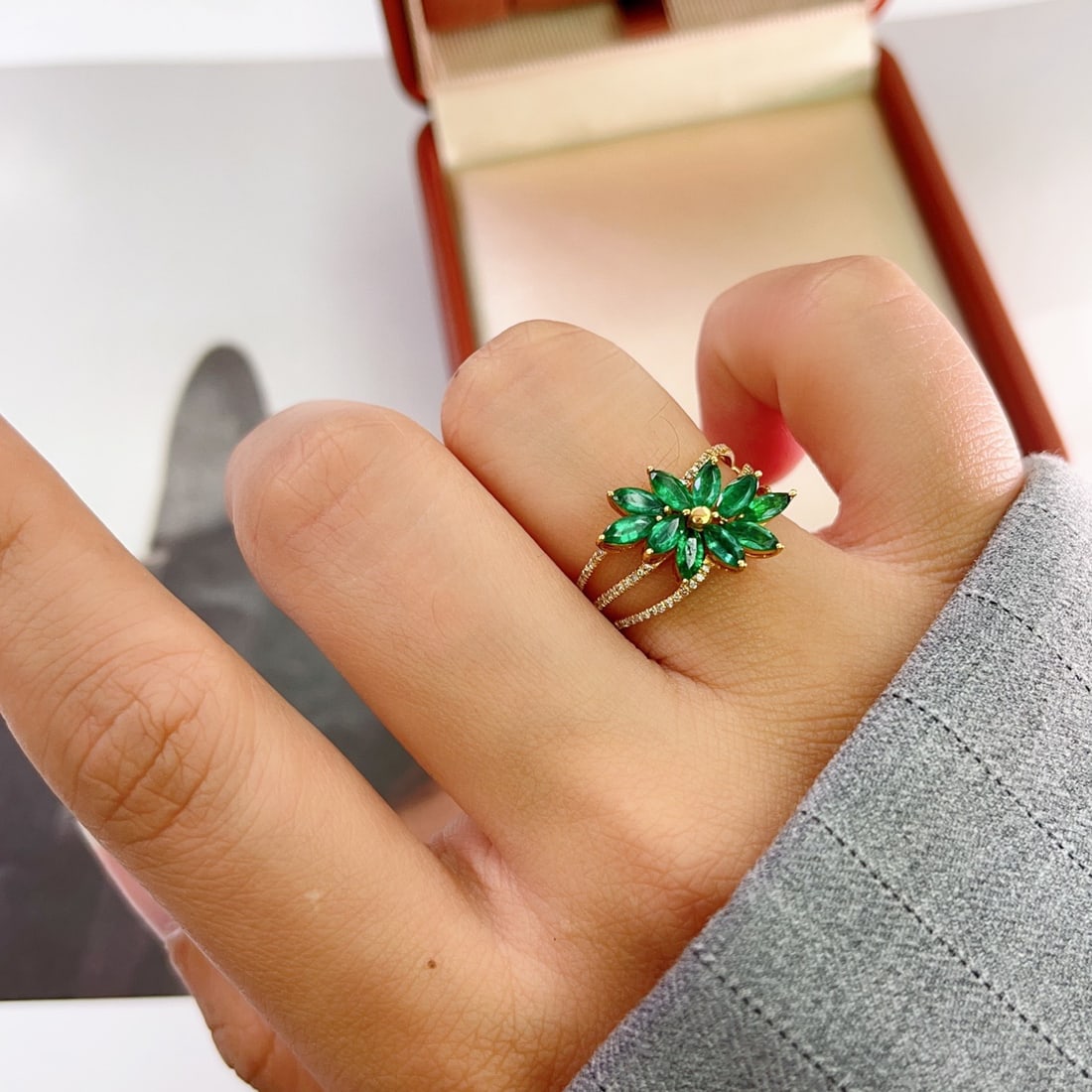 14k Gold 1.40 Ct Vivid Green Natural Emerald & Diamond Ring - 4