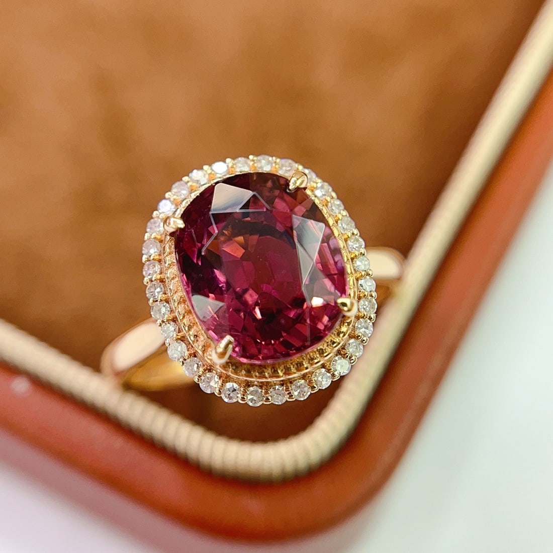 14k Gold 3.45 Ct Natural Tourmaline & Diamond Ring: Ref:231092070 // gold content:14k gold // ring size:7. 25us // // main gemstone:tourmaline // shape:oval // carat weight:3. 45ct // color:red // treatment:natural // // adjacent gemstone 2 : diamond /