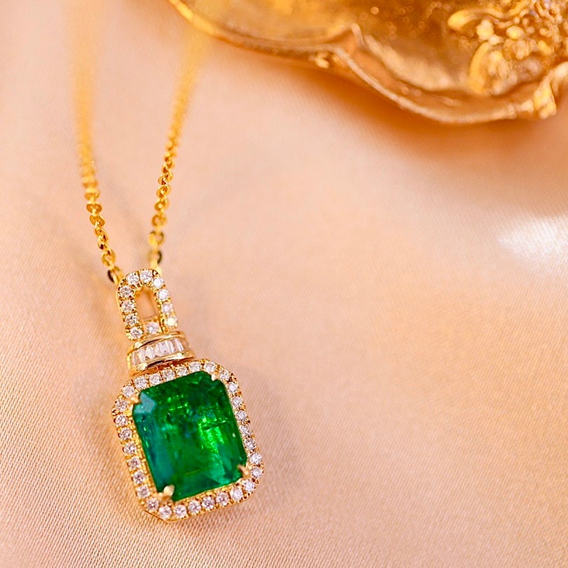 14k Gold 3.84 Ctw Vivid Green Natural Emerald & Diamond Pendant( Without Chain ): Ref:231092071 // gold content:14k gold // main gemstone:emerald // shape:octagonal // carat weight:3. 55ct // color:vivid green // treatment:natural // // adjacent gemstone 2 : diamond // shape:multip