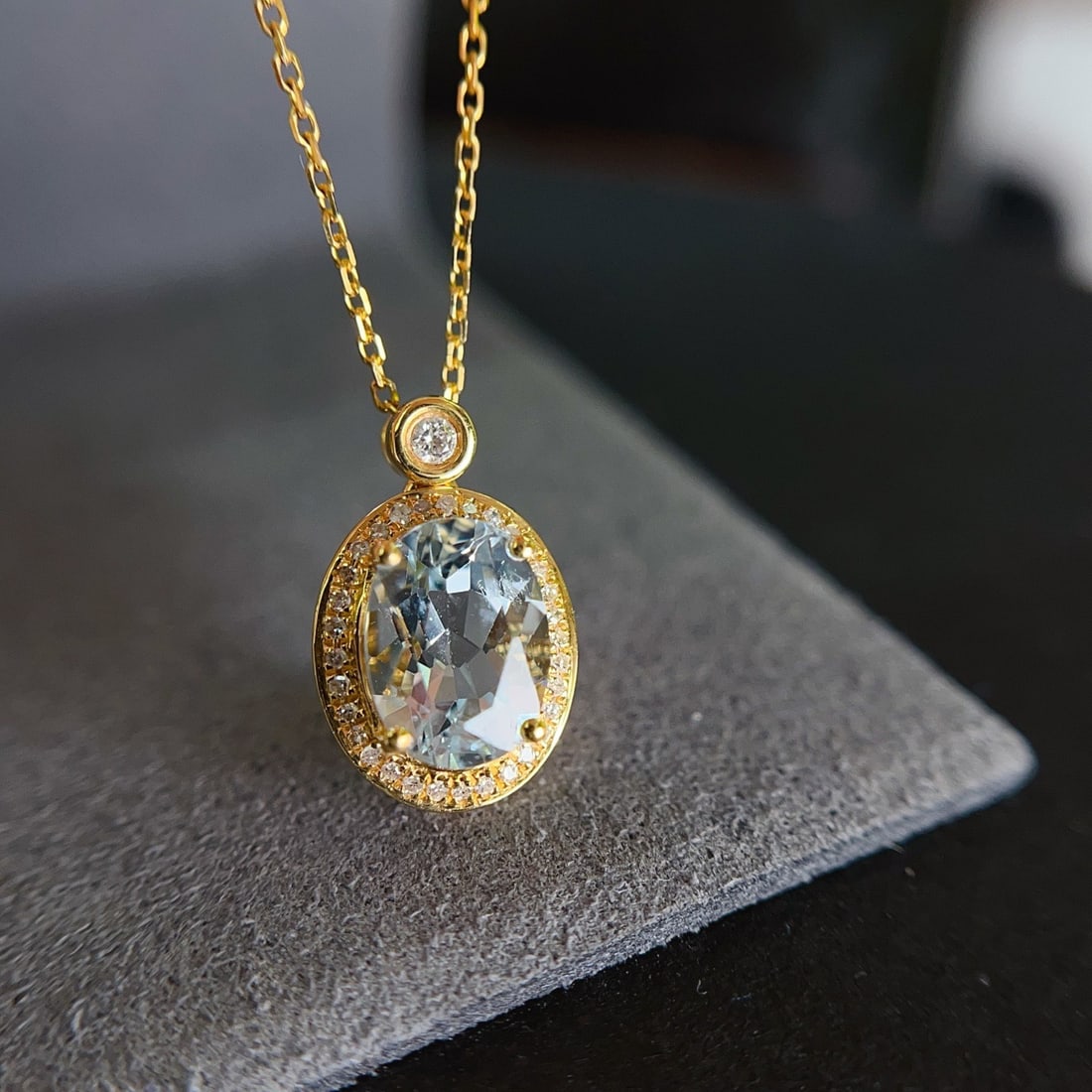 14k Gold 1.30 Ct Natural Aquamarine & Diamond Necklace: Ref:231092079 // gold content:14k gold // main gemstone:aquamarine // shape:oval // carat weight:1. 30ct // color:blue // treatment:natural // // adjacent gemstone 2 : diamond // number of stones:33