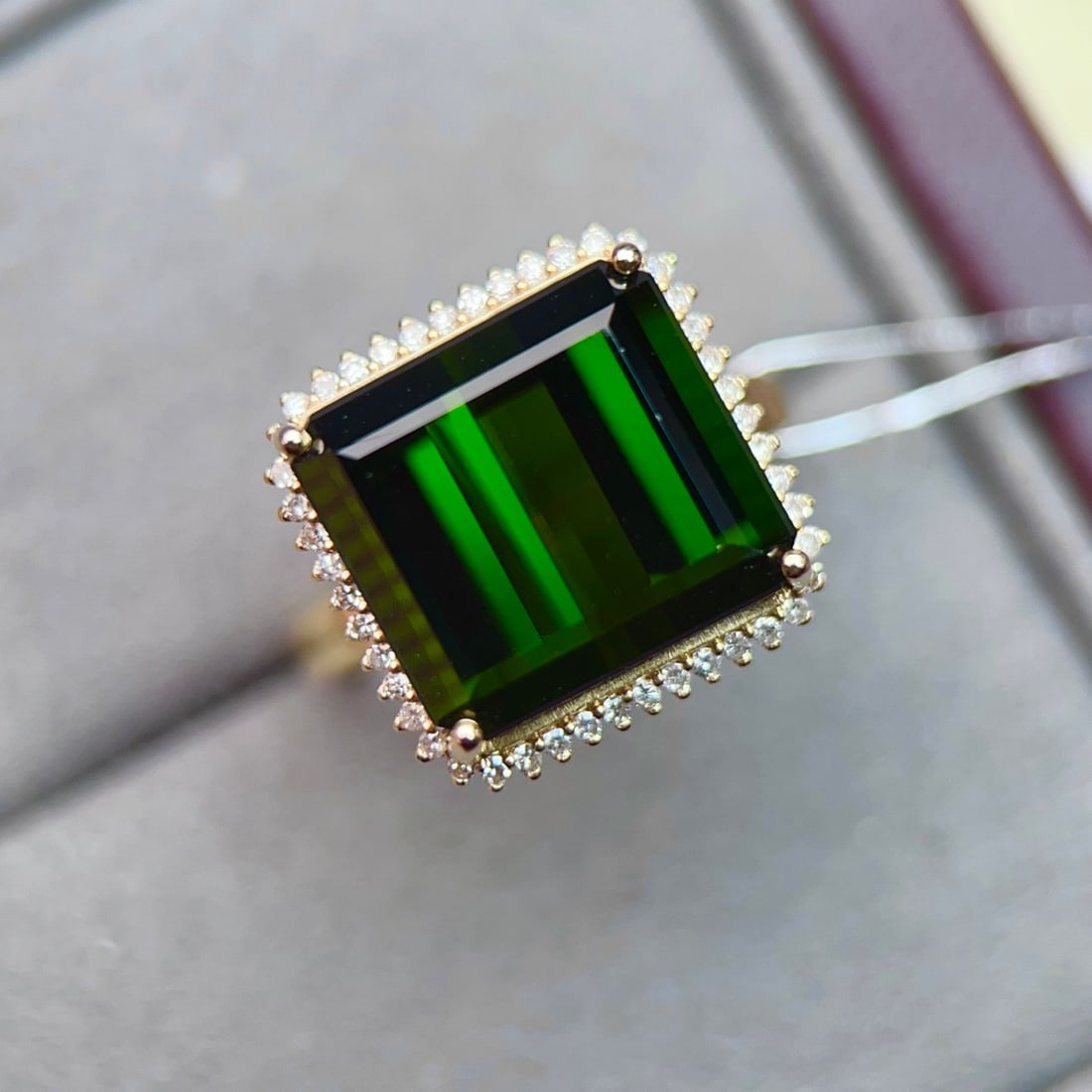 14k Gold 13.08 Ctw Natural Tourmaline & Diamond Ring: Ref:231092083 // gold content:14k gold // ring size:7. 25us // // main gemstone:tourmaline // shape:octagonal // carat weight:12. 85ct // color:green // treatment:natural // // adjacent gemstone 2 : d