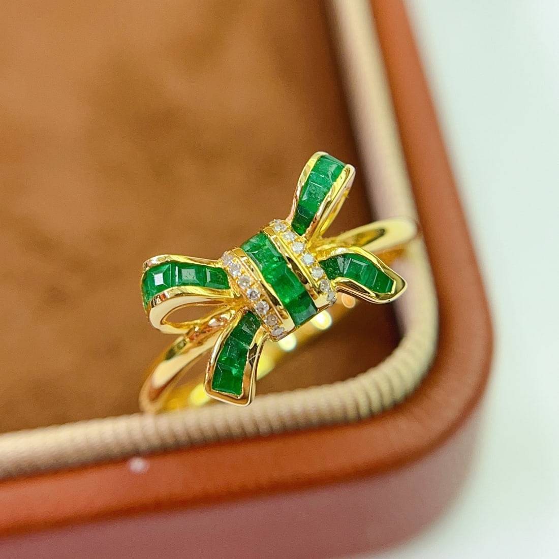 14k Gold 1.20 Ct Natural Emerald & Diamond Ring: Ref:231092098 // gold content:14k gold // ring size:7. 25us // // main gemstone:emerald // shape:square // carat weight:1. 20ct // color:green // treatment:natural // // adjacent gemstone 2 : diamond 